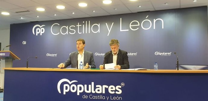 El secretario general del Partido Popular en Castilla y León, Francisco Vázquez, y el director de campaña, Ángel Ibáñez, hacen balance de la campaña electoral, en la sede del PP de Castilla y León