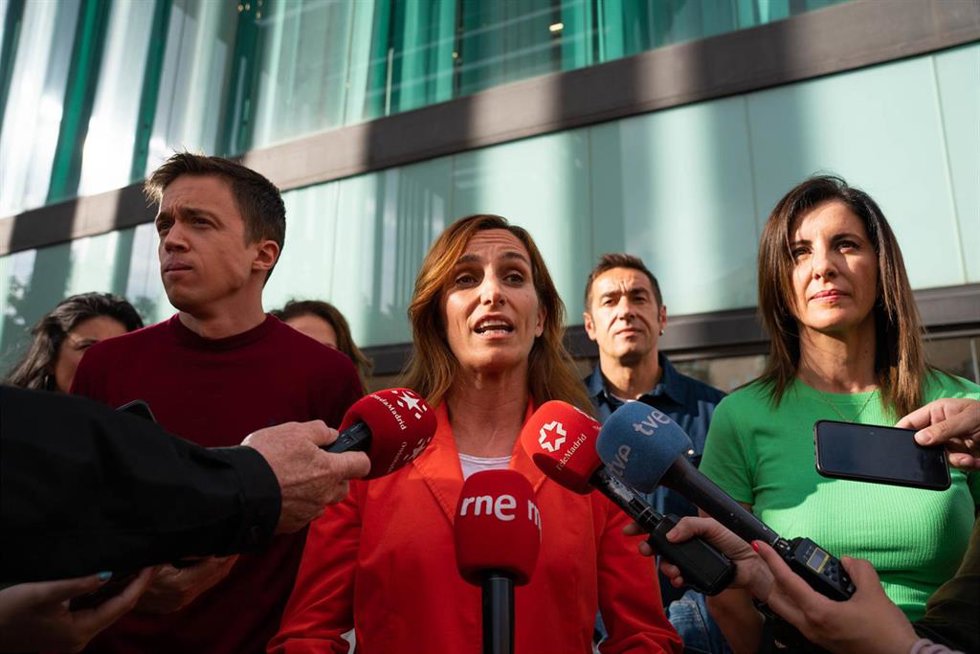 La candidata a la presidencia de la Comunidad, Mónica García, junto al líder de Más País, Iñigo Errejón, y la candidata de Más Madrid a la Alcaldía de Alcorcón, Trinidad Castillo, participan en el acto de cierre de campaña 'Lo próximo: Alcorcón'
