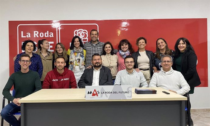 La candidatura del PSOE a la Alcaldía de La Roda liderada por Juan Ramón Amores en un acto electoral.