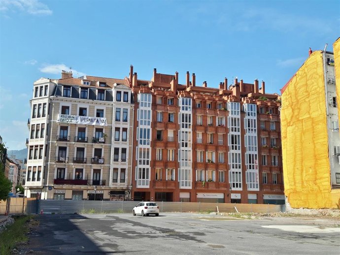 Imagen de una pancarta de Abando Habitable reclamando la permuta del solar que ocupaba la antigua BAM en Bilbao