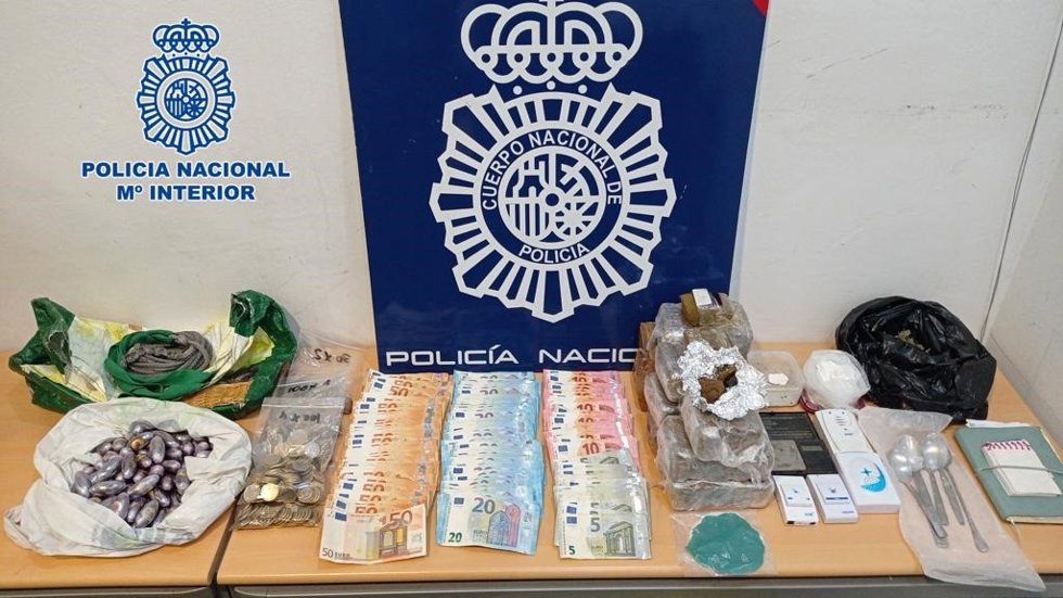 Droga y dinero intervenidos a los detenidos