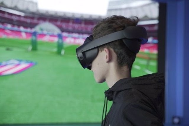Archivo - Gafas de realidad virtual para la nueva experiencia de visionado de partidos desarrollada por Telefónica en alianza con el Atlético de Madrid