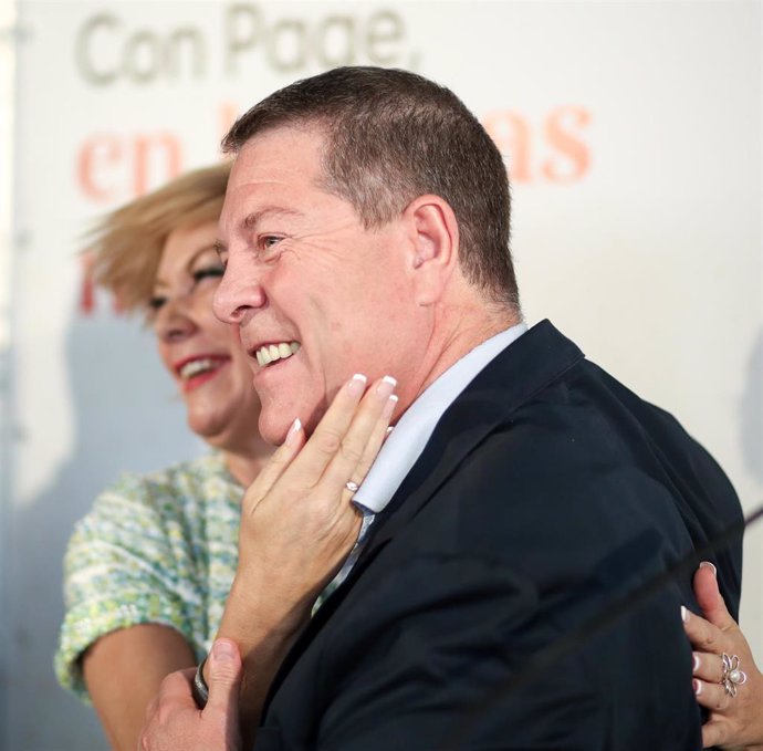 El candidato a la Presidencia de C-LM, Emiliano García-Page, con la alcaldesa de Yuncos, María José Gallego.