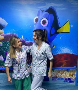 Las enfermeras residentes de Pediatría del Complejo Hospitalario Universitario de Canarias (HUC) Leire Vañes Baños y Patricia Crespo Recio