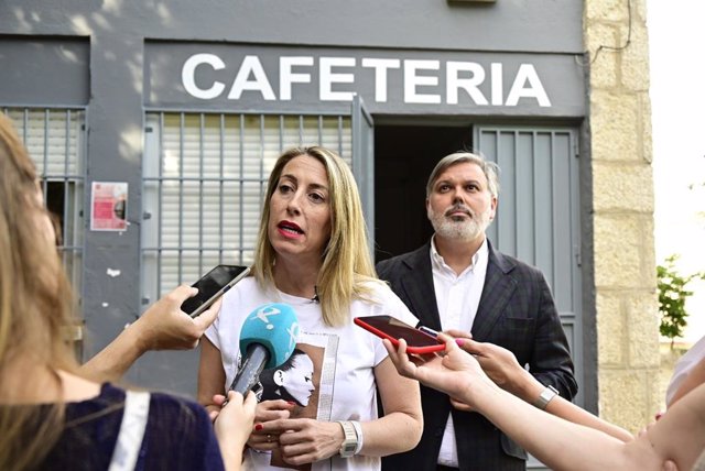 La candidata del PP a la Junta, María Guardiola, con el alcalde de Plasencia y candidato a la reelección, Fernando Pizarro. Archivo.