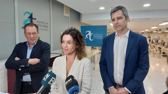 La consellera de Hacienda y Relaciones Exteriores, Rosario Sánchez, presenta la campaña de atención presencial para la declaración de la renta 2023 en la sede de la ATIB en Palma.