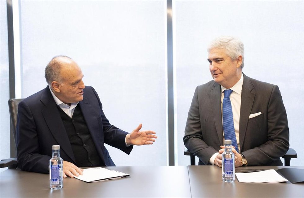 Javier Tebas charla con Orlando Leite Ribeiro, embajador de Brasil en España