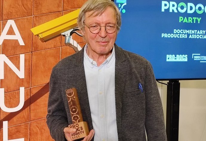 El periodista Joan Salvat amb el Premi Honorífic ProDocs