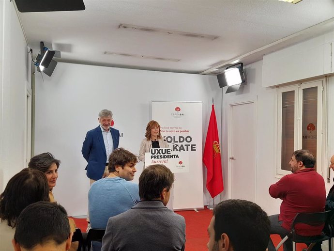 La candidata de Geroa Bai a la Presidencia del Ejecutivo foral, Uxue Barkos, junto al candidato a la Alcaldía de Pamplona, Koldo Martínez