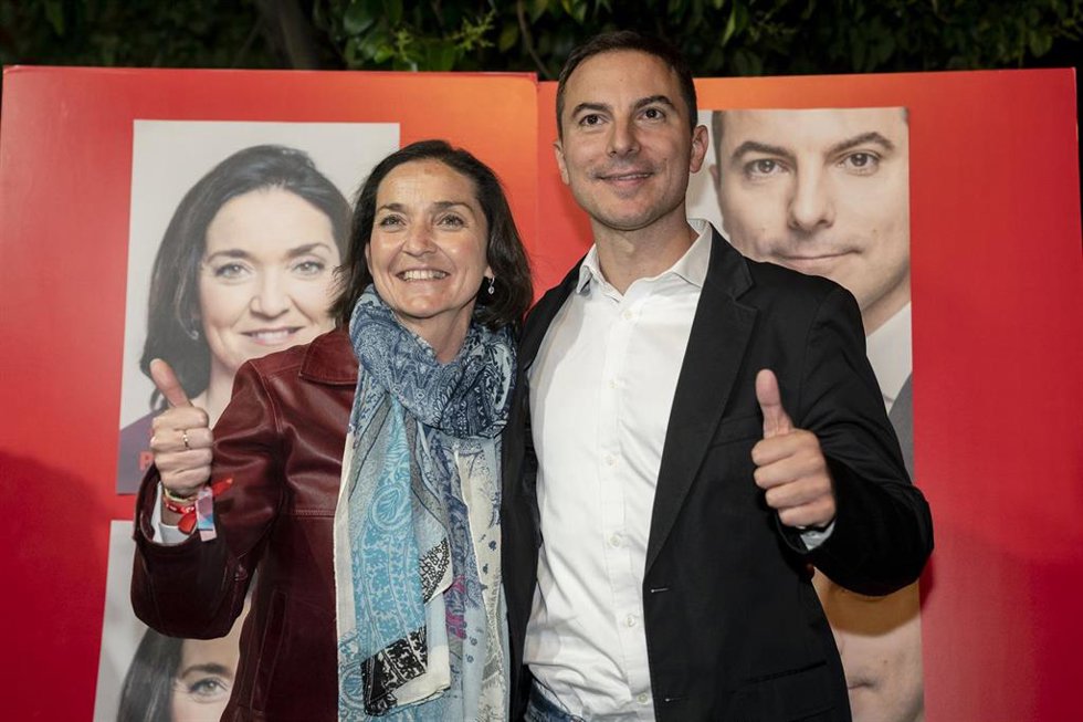 La candidata a la alcaldía del Ayuntamiento de Madrid, Reyes Maroto y el candidato a presidente de la Comunidad de Madrid, Juan Lobato durante la pegada de carteles del PSOE Madrid de cara al 28M, en la Plaza Raffaella Carr, a 11 de mayo de 2023, en Ma