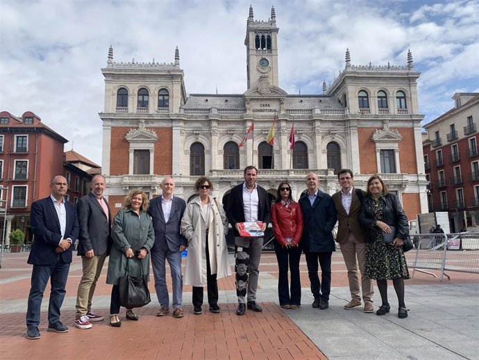 El candidato a la Alcaldía de Valladolid, Óscar Puente, junto a buena parte de los miembros de su candidato.