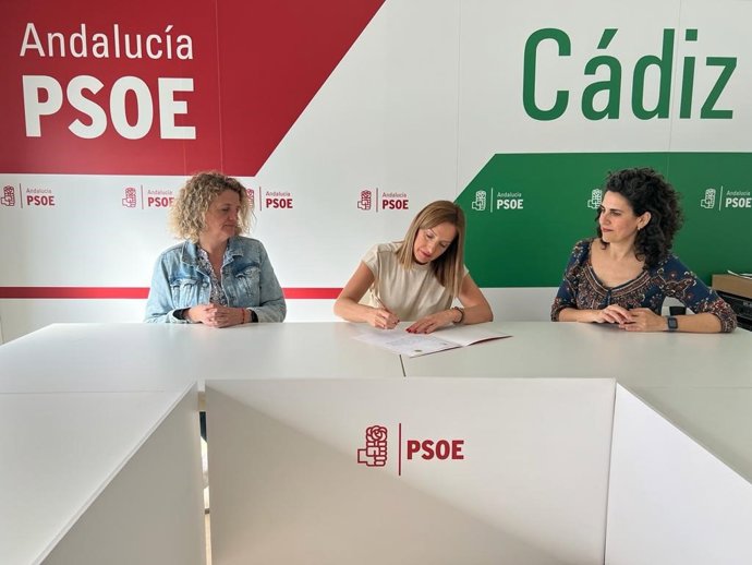 La secretaria de Organización del PSOE de Cádiz, Ana Carrera, junto a las representantes del colegio de Periodistas de Andalucía de la demarcación de Cádiz, Lorena Mejías (d) y Reyes Moreno (i).