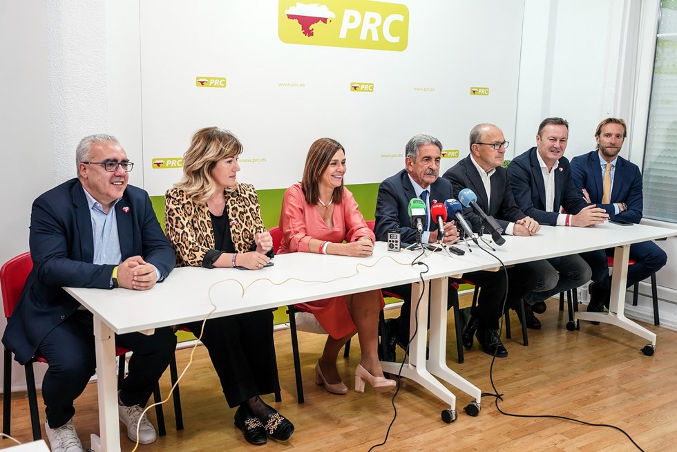 Miguel Ángel Revilla con otros miembros de la ura