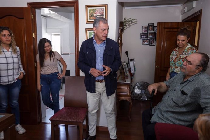El candidato del PP a la Alcaldía de Sevilla, José Luis Sanz, con una familia en un piso que demanda ascensor.