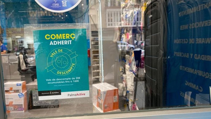 Archivo - Un cartel de un establecimiento que se apuntó a una campaña de vales descuento de PalmaActiva.