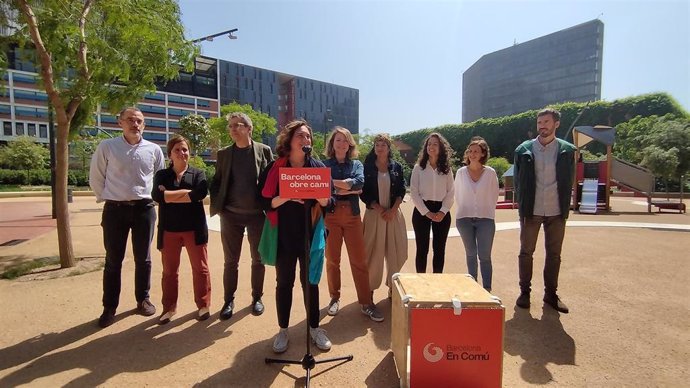 La alcaldesa y candidata de BComú a la reelección, Ada Colau, junto a algunos de los candidatos de su lista: Jordi Rabassa, Gemma Tarafa, Jordi Martí, Janet Sanz, Jess González, Lucia Morale, Carolina Recio y Guille López.