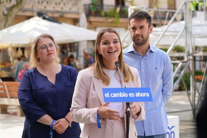 La candidata del PP al Govern, Marga Prohens, junto con otros representantes del partido, se ha comprometido a eliminar el Impuesto de Sucesiones