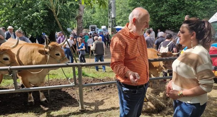 Carolina López, a la derecha