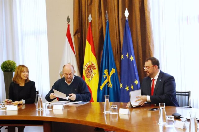 Ana Cárcaba, Juan Cofiño y Adrián Barbón durante la reunión del Consejo de Gobierno