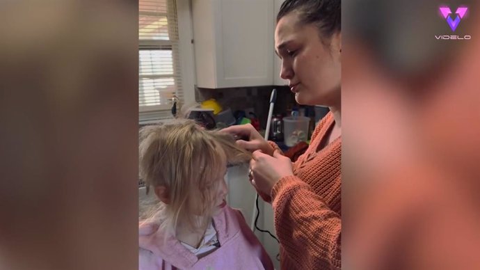 El emocionante momento en el que un padre se afeita la cabeza para solidarizarse con su hija enferma de cáncer