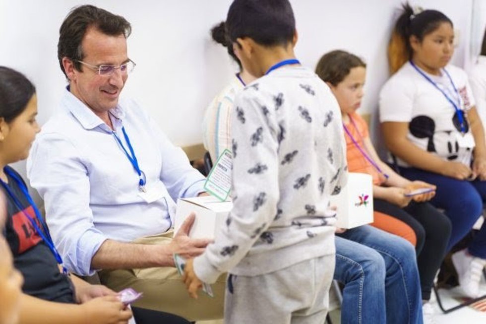 Un grupo de niños hacen sus peticiones al candidato del PP a la alcaldía de Leganés.