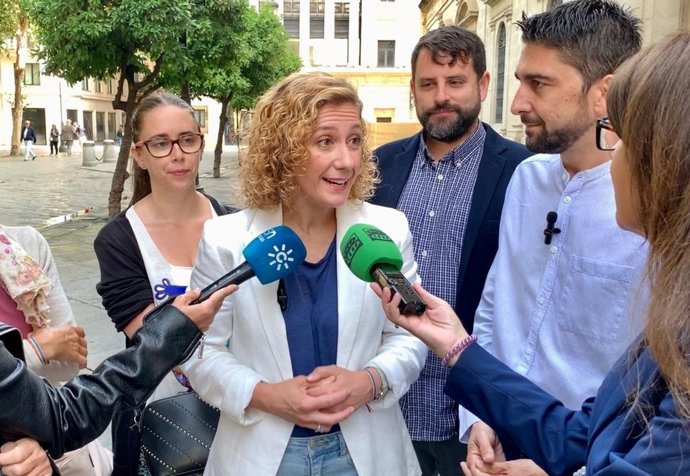 Susana Hornillo, junto a Ismael Sánchez, atiende a los medios.