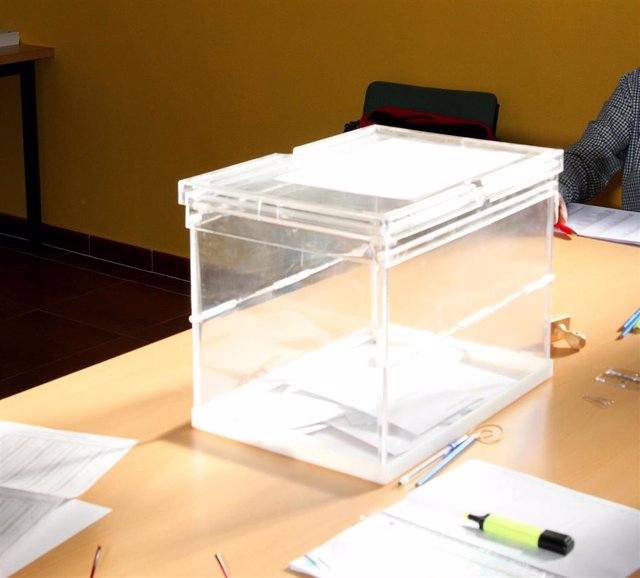 Mesas con urnas en un colegio electoral, a 27 de mayo de 2023, en Leganés, Madrid (España). 