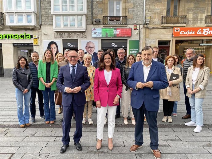 Artolazabal, junto al candidato a diputado general de Álava, Ramiro González, ha pedido el voto para la formación 'jeltzale'