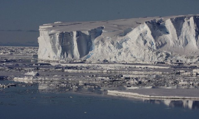 Oxygen drop in the depth of the Antarctic sea due to melting ice An ice front in the ocean surrounded by ice.
