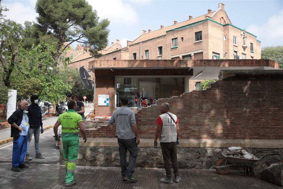 Varias personas observan el muro dañado por el choque de un camión, en el Recinte Modernista de Sant Pau, a 26 de mayo de 2023, en Barcelona, Catalunya (España). Un hombre ha muerto hoy al caerle encima un muro del Recinte Modernista de Sant Pau de Barc