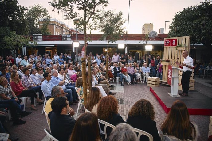 El alcalde y candidato del PSOE a la Alcaldía de Sevilla, Antonio Muñoz, en un acto electoral en San Pablo con motivo de las municipales del domingo 28 de mayo.