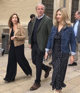 El candidato del PP a la Presidencia del Gobierno de Aragón, Jorge Azcón, con la candidata a la Alcaldía, Natalia Chueca; y la número dos de la lista a las Cortes de Aragón por Zaragoz, Mar Vaquero