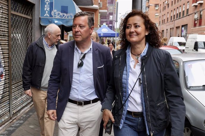 El secretario general del PP de Madrid y número dos de esta formación a la Asamblea de Madrid, Alfonso Serrano, visita Arganzuela.