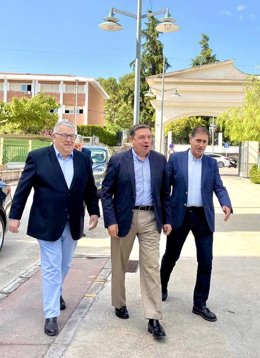 Planas (centro), pasea por Priego de Córdoba junto a Aguilera (dcha.)