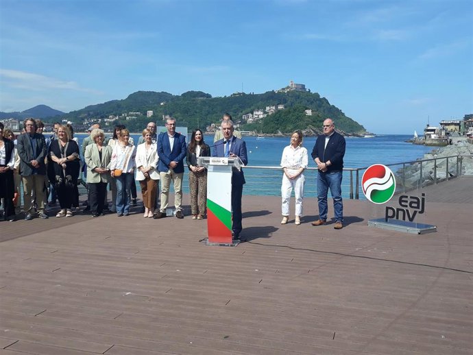 El lehendakari, Iñigo Urkullu, en un acto electoral en San Sebastián junto a candidatos y cargos del PNV