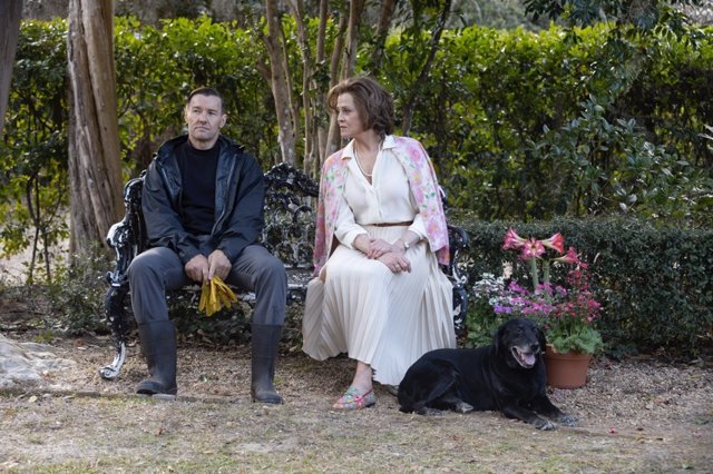 Los dos protagonistas, Narvel Roth (Joel Edgerton) y la Señora Haverhill (Sigourney Weaver) en una escena de la película en el exterior del Jardín.