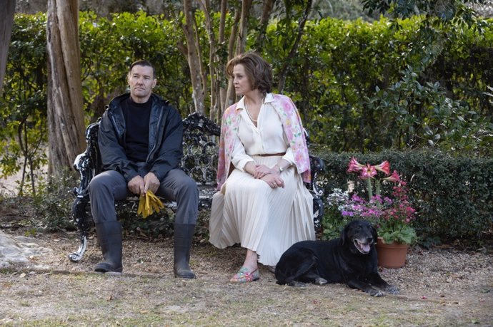 Los dos protagonistas, Narvel Roth (Joel Edgerton) y la Señora Haverhill (Sigourney Weaver) en una escena de la película en el exterior del Jardín.