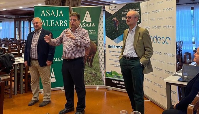 El director general de Endesa en Baleares, Martí Ribas, junto con presidente de Asaja Baleares, Joan Company, en un encuentro con 50 asociados de Asaja