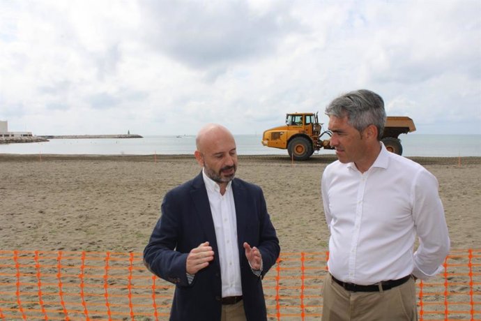 El subdelegado del Gobierno en Málaga, Javier Salas, junto con el candidato del PSOE en Benalmádena y alcalde, Víctor Navas.