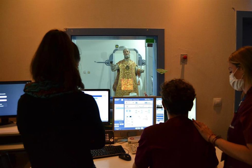 Estudio radiológico a la talla de San Felipe Neri, titular de la Congregación Filipense de Sevilla.