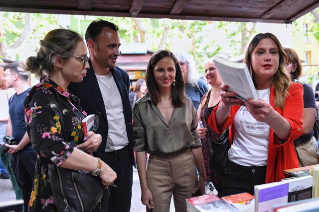 Roberto Sotomayor, la ministra de Derechos Sociales y Agenda 2030, Ione Belarra, y la candidata de Podemos a la Presidencia de la Comunidad de Madrid, Alejandra Jacinto (d), durante su visita a la Feria del Libro