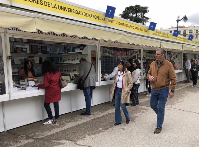 El candidato de Vox a la Alcaldía de Madrid, Javier Ortega Smith, visita la 82 Feria del Libro de la capital en su jornada de apertura y último día de campaña electoral.