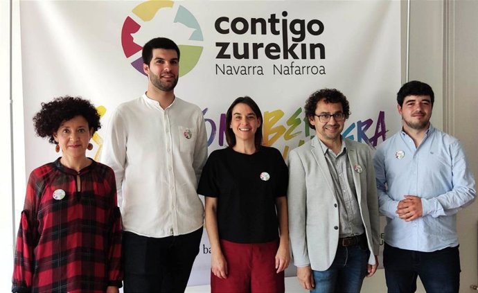 La candidata de Contigo Navarra a la Presidencia del Gobierno foral, Begoña Alfaro, juntol candidato al Ayuntamiento de Pamplona, Txema Maileón, y a otros integrantes de la lista
