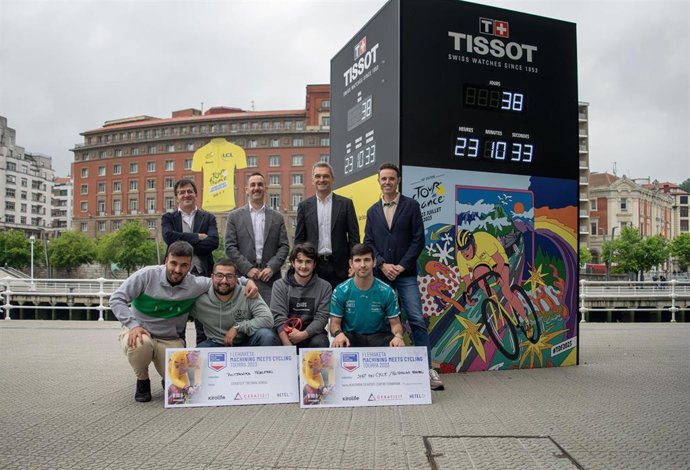 Los exciclistas Igor González de Galdeano y Samuel Sánchez con los ganadores del primer concurso Machining Meets Cycling by Ceratizit en Bilbao.