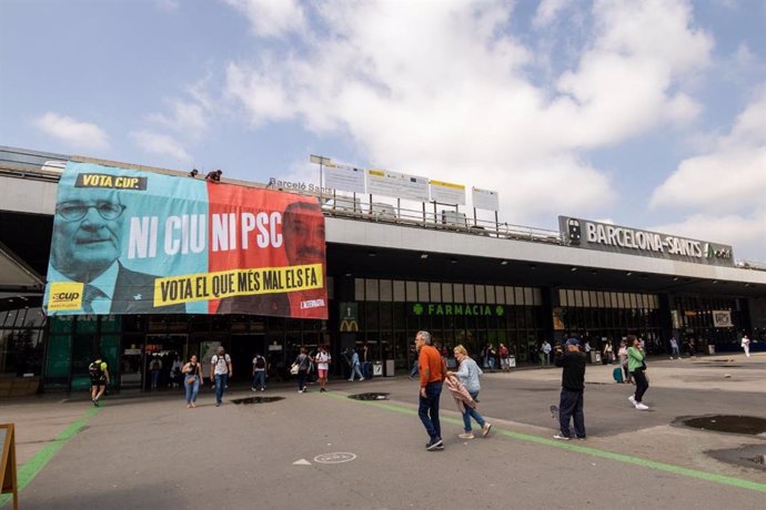 La pancarta que ha colgado la CUP en la estación de Sants este viernes