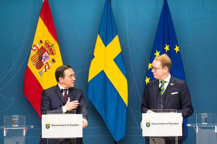 El ministro de Asuntos Exteriores, José Manuel Albares, y su homólogo de Suecia, Tobias Billstrm, durante una rueda de prensa en Estocolmo