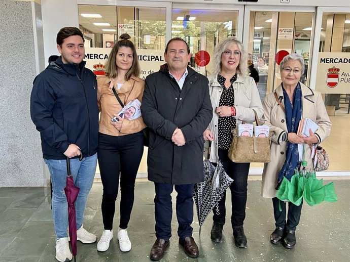 El alcalde de Puertollano (Ciudad Real) y candidato socialista a la Alcaldía de la ciudad industrial, Adolfo Muñiz, en el mercado municipal.