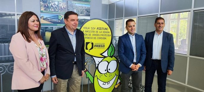 Planas (2 izda.) en la visita a la sede de la DOP Priego de Córdoba, junto a Aguilera (dcha.)