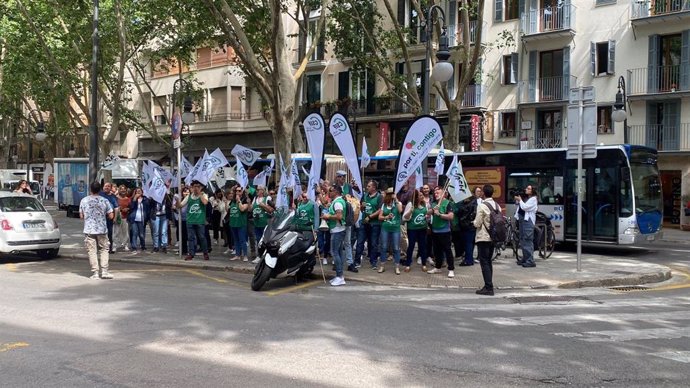 Medio centenar de funcionarios de la administración de Justicia de Baleares se concentran frente a la sede del TSJIB.