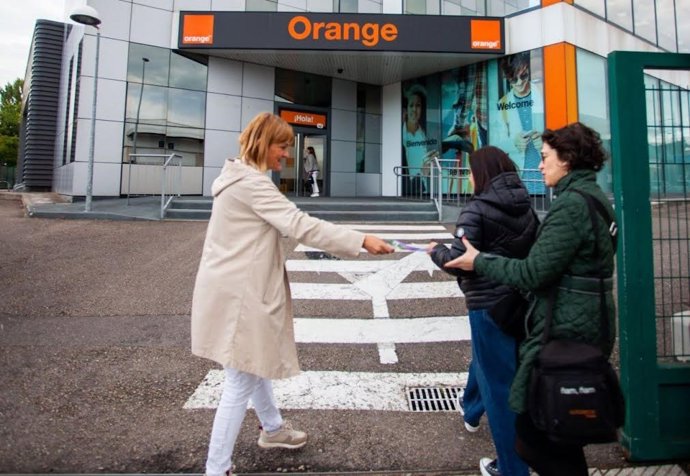 Covadonga Tomé, frente a un centro de trabajo